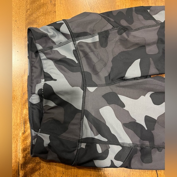 Athleta camo cropped leggings, XS, side zippers & elastic band waist - Picture 2 of 7